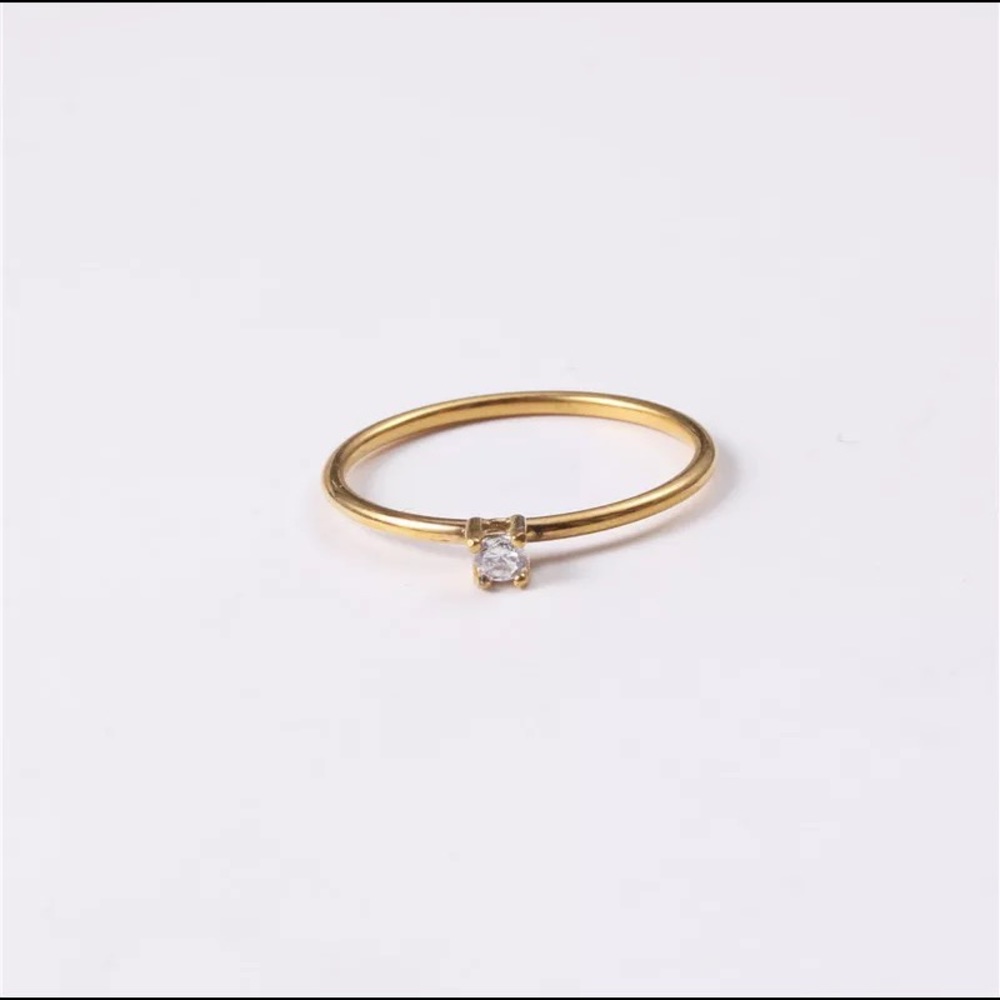 Minimalistic golden diamond stack ring